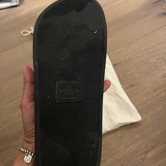 Valentino ROCKSTUD RUBBER SLIDER SANDAL. - Picture 10 of 10